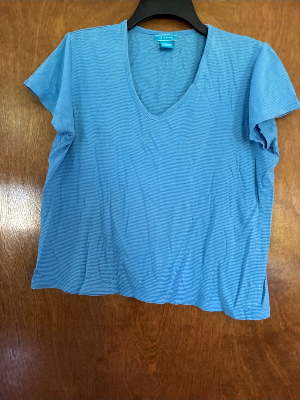 In Focus Blue V-Neck Short Sleeve Tee Size Large